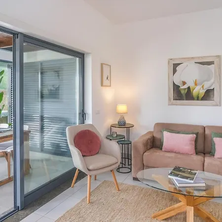 Contemporary 1 Bed In Marina Park דירה *