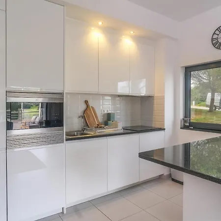 Contemporary 1 Bed In Marina Park